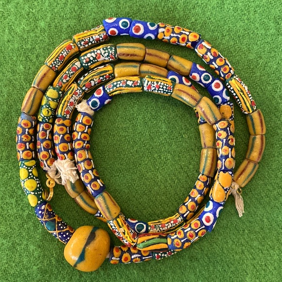 Ghana glass Krobo beaded necklace with two bracelets - Picture 9 of 9